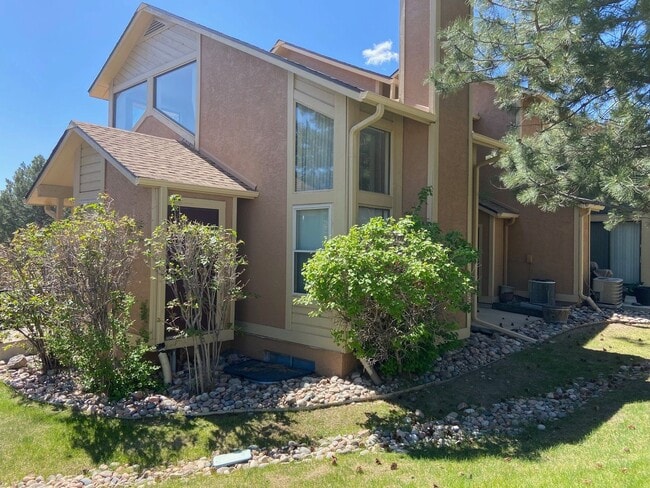 Building Photo - Beautiful 3 Bedroom 2 Bath Townhome Close to the Mountains!!
