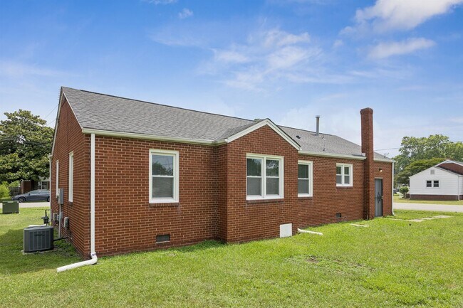 Building Photo - 3BR/1BA Renovated Brick Rancher | 1-Car Garage | Hampton – Coliseum Central