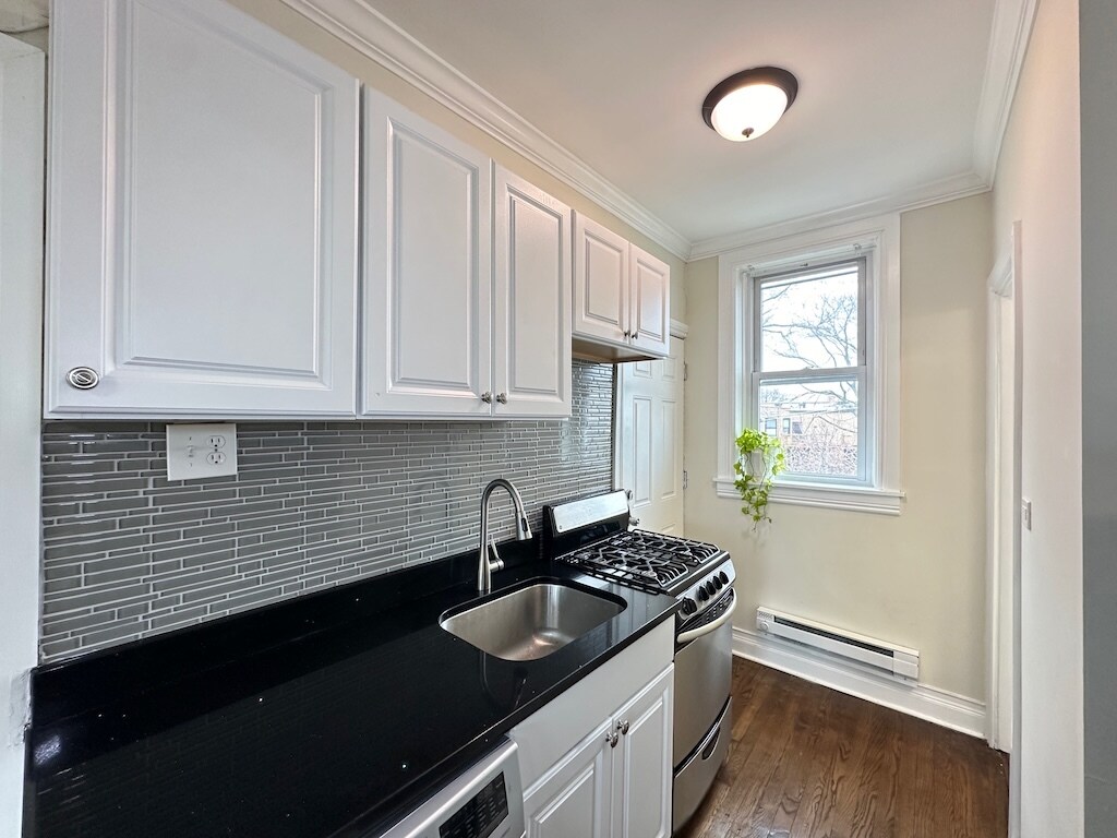 Building Photo - 644 W Roscoe St