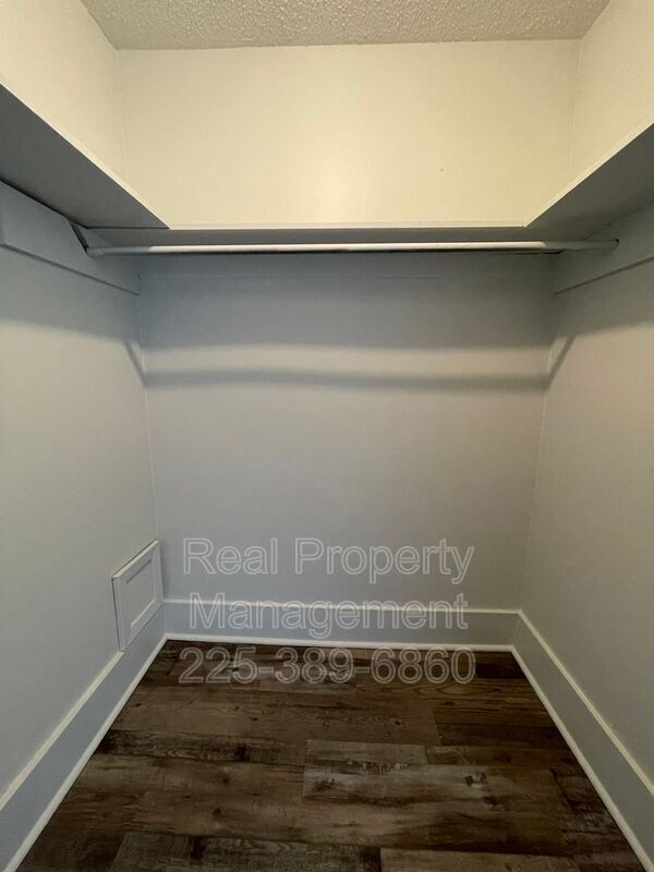 Building Photo - 1005 Shilo St