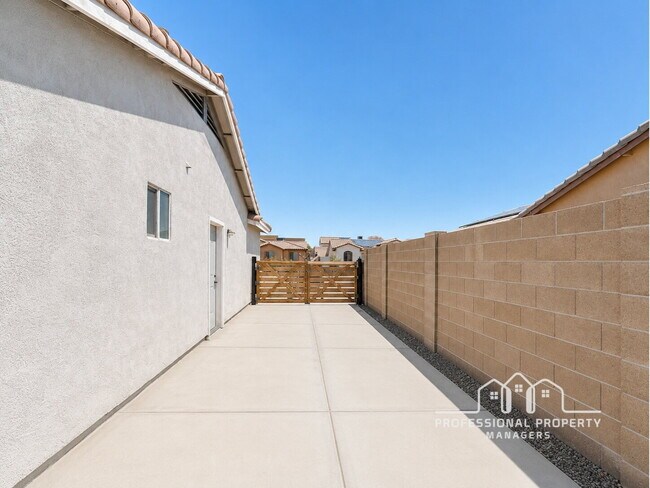 Building Photo - For Rent: 3-bedroom, 2-bathroom home in Mesa Del Sol
