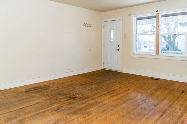 Building Photo - Spacious 2 bedroom 2 bath house