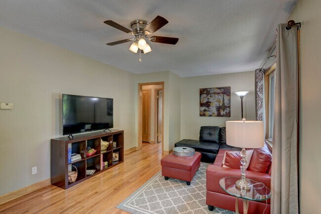 Building Photo - 2 Bedroom in Aksarben