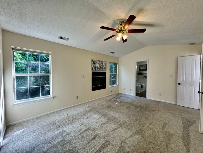 Building Photo - Available 08-08-25 in Cedar Crossing! A Pe...