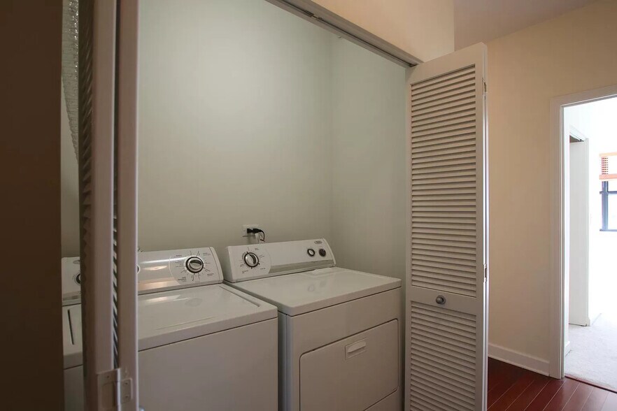 Building Photo - 451 W Huron St