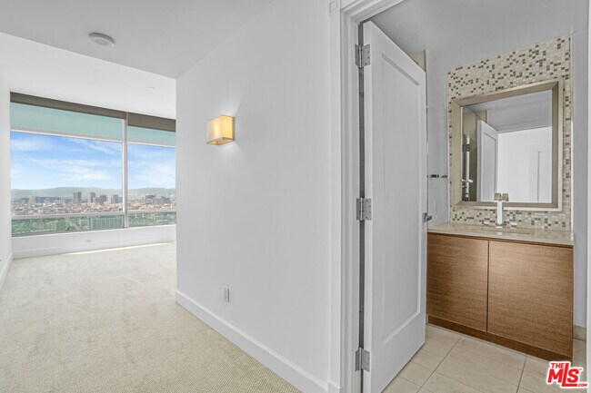 Building Photo - 900 W Olympic Blvd