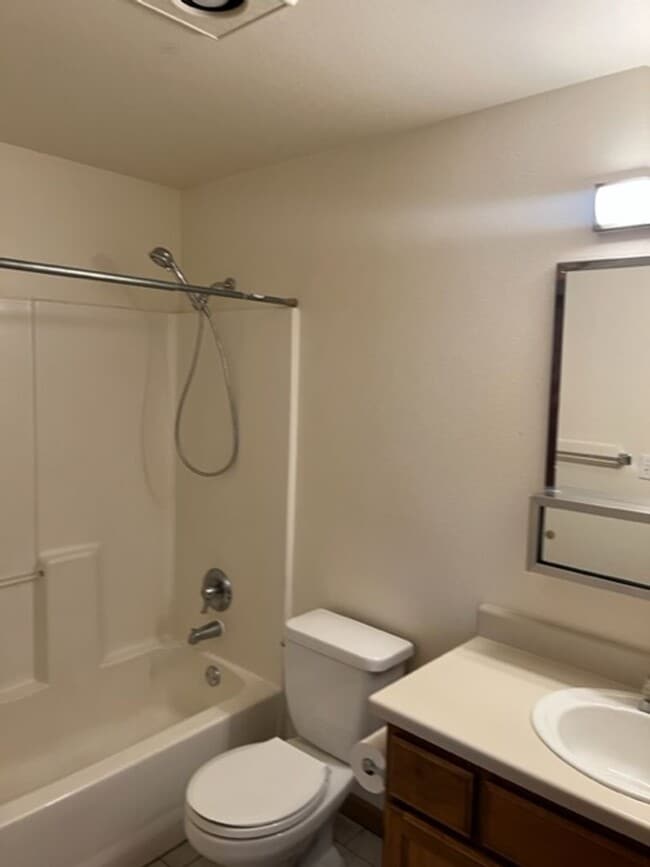 Building Photo - 3 Bedroom Upstairs Condo with Garage