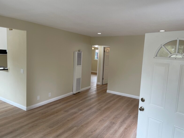 Living room with dimmable recessed lighting and wall heater - 2912 Peppertree Ln