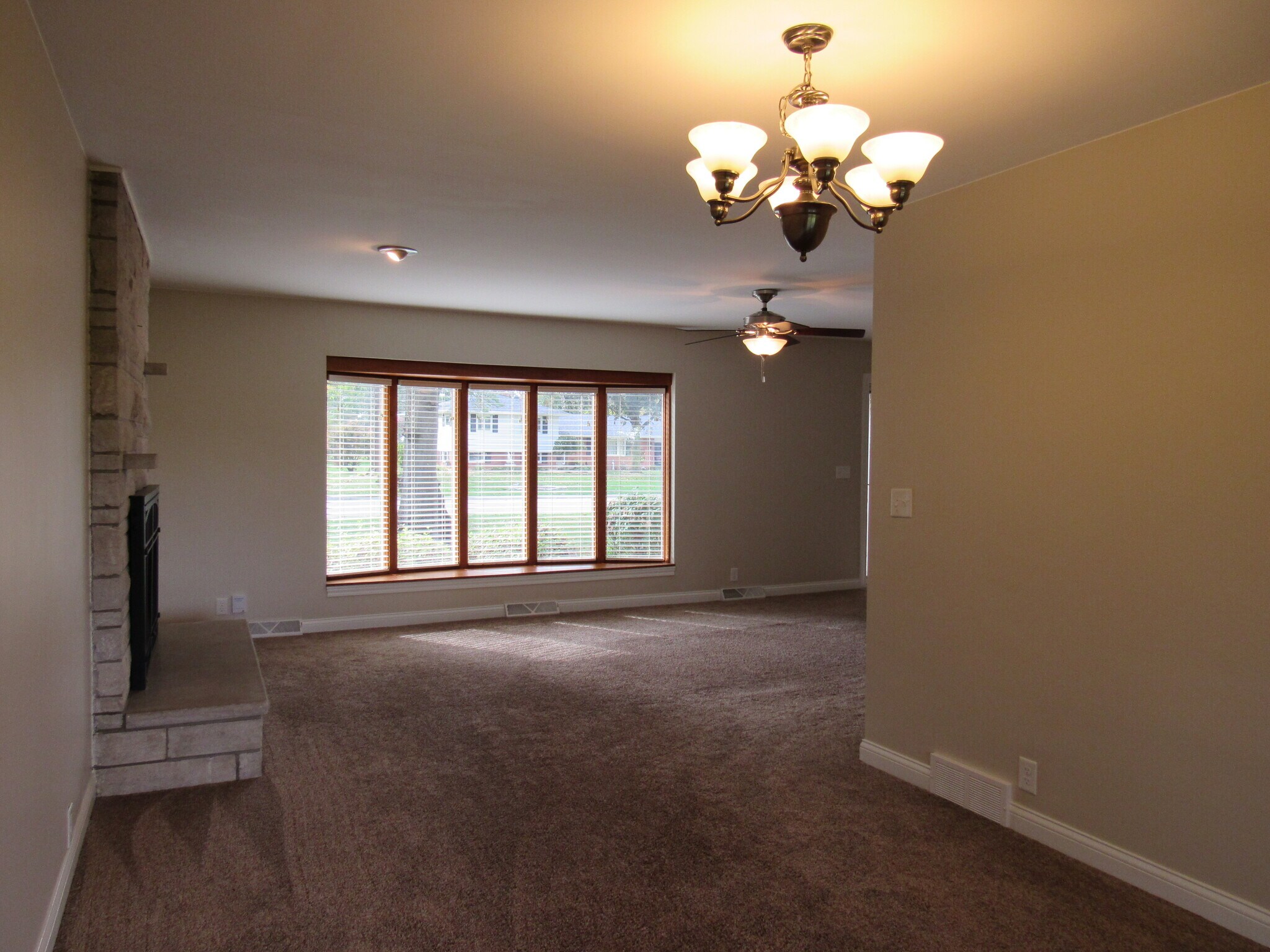 Building Photo - 233 Manor Dr
