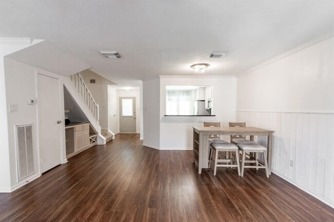 Building Photo - 17283 Saturn Ln