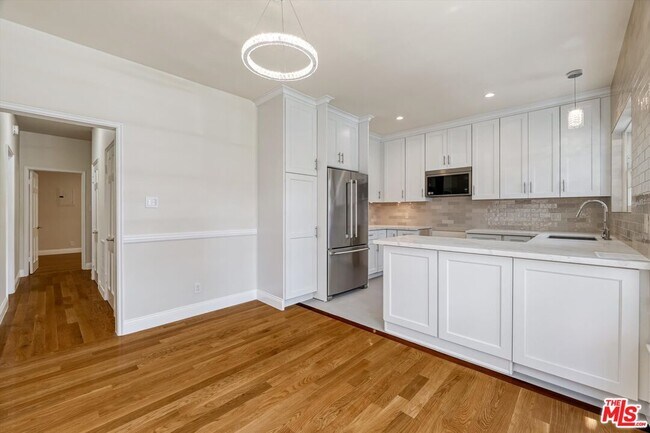 Building Photo - 9945 Robbins Dr