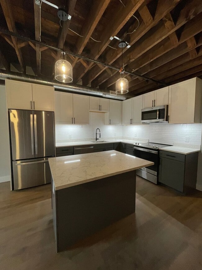 Building Photo - 1 Bedroom 1 Bath Apartment - Downtown Utic...