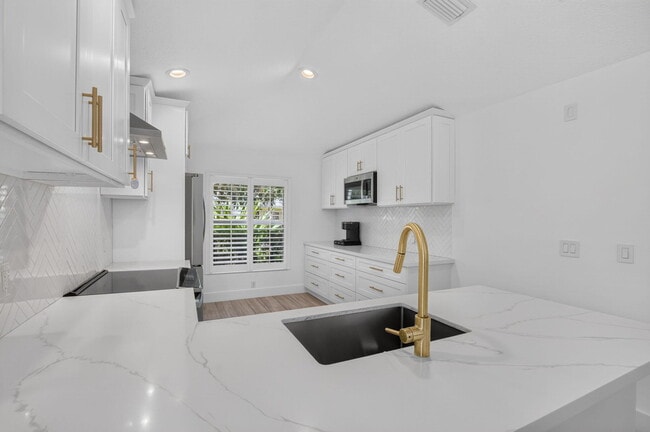 Building Photo - 621 Anchor Point