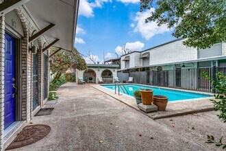 Building Photo - 2-BEDROOM CONDO AT OLMOS PARK TOWNHOMES