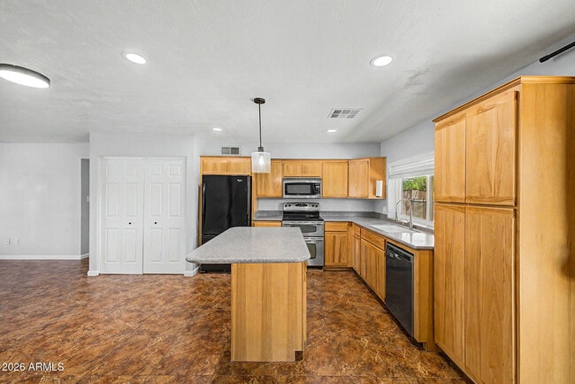 Building Photo - 855 W Lindner Ave
