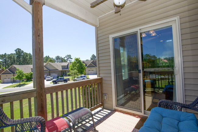 Building Photo - Charming End-Unit Townhome in Southern Pines
