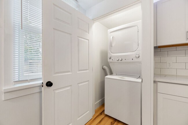 Building Photo - Luxury 3 bed 2 bath, large courtyard, amazing south side flats location!