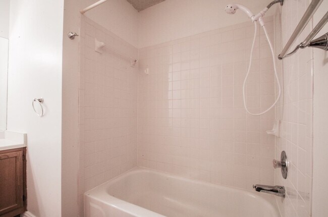 Building Photo - Great 4 bed 2.5 bath on Greenbelt