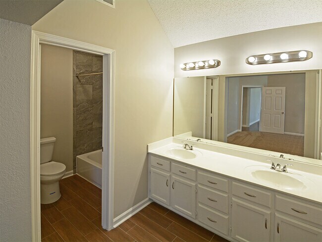 Building Photo - 3 BEDROOM, 2 BATH NEAR STATELINE RD AND ROSS RD