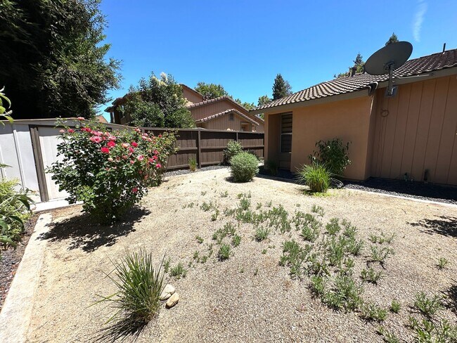 Building Photo - Conveniently located condo in Modesto