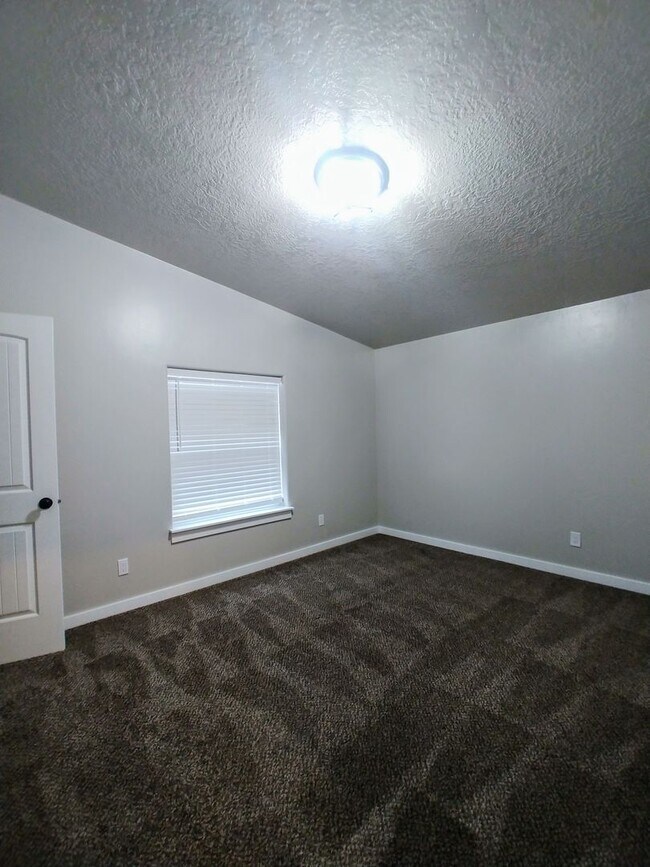 Building Photo - 3 Bedroom, 2 Bathroom Updated Home in Home...