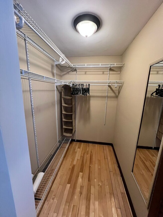 Building Photo - Updated Single Family Home with 3 Beds / 2...