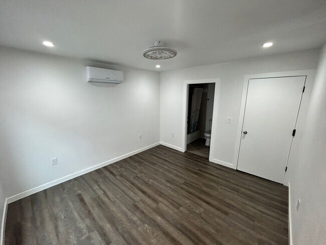 Building Photo - 1525 W Orangeburg Ave