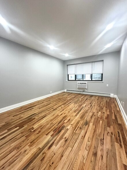 Building Photo - 6954 N Sheridan Rd