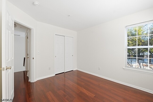 Building Photo - 402 Dalton Ct