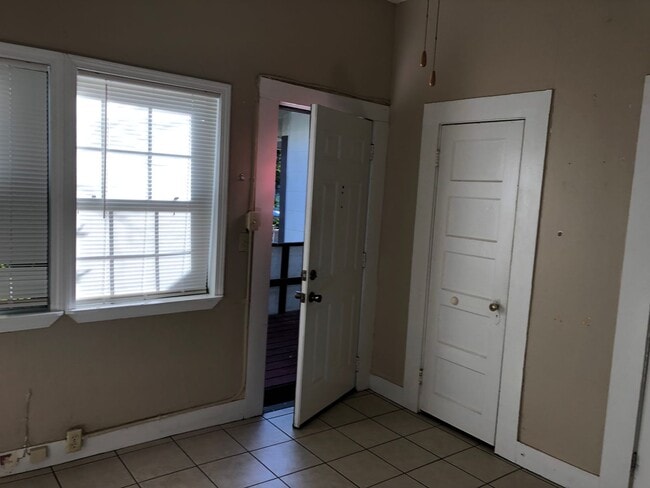 Building Photo - 1 Bedroom Apartment Close to SHSU