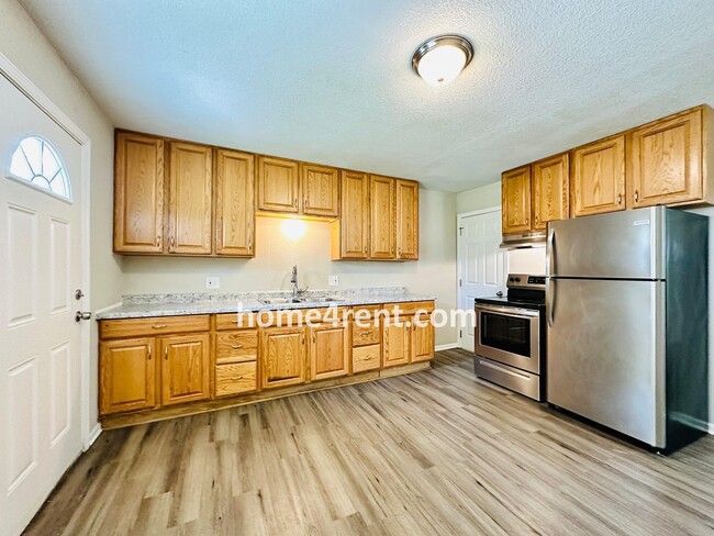 Building Photo - Wonderful Duplex Home in KCK w/ Stainless ...