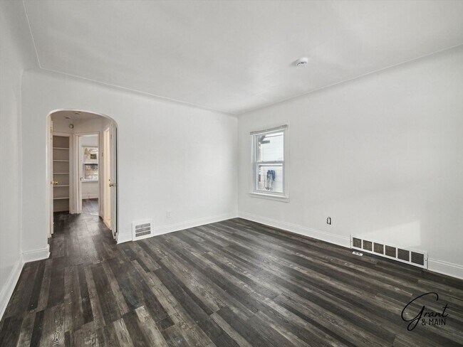 Building Photo - $1250 3 bedroom bungalow