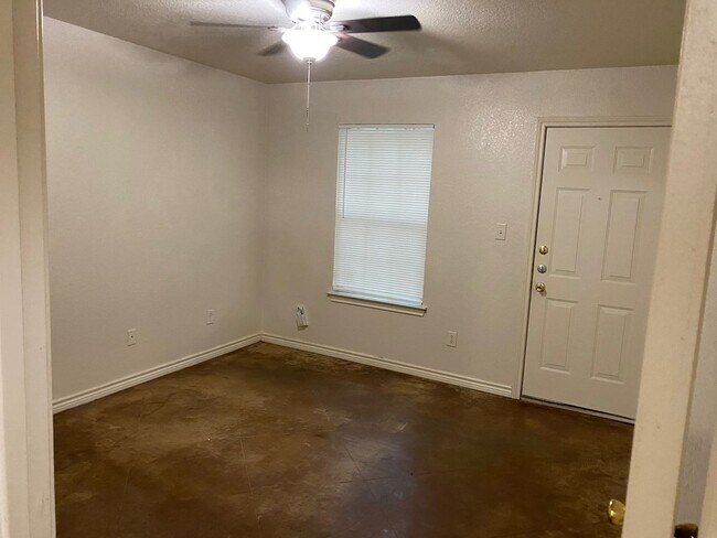 Building Photo - Affordable Elegance: 3 Bedroom Duplex in P...