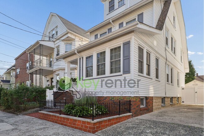Building Photo - Spacious 4BR Single-Family Home with Garage, Driveway & Fenced Yard in Kearny
