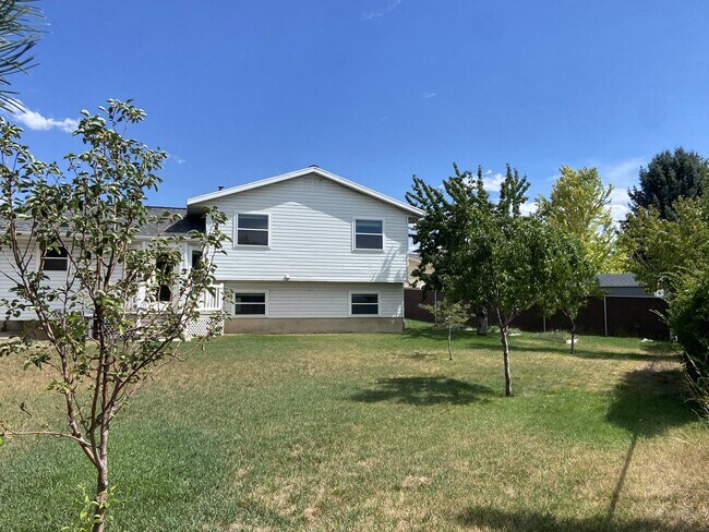 Building Photo - 1373 N 40 E St