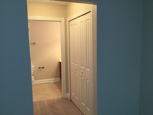 Building Photo - 3 Bedroom Townhouse in amazing location!