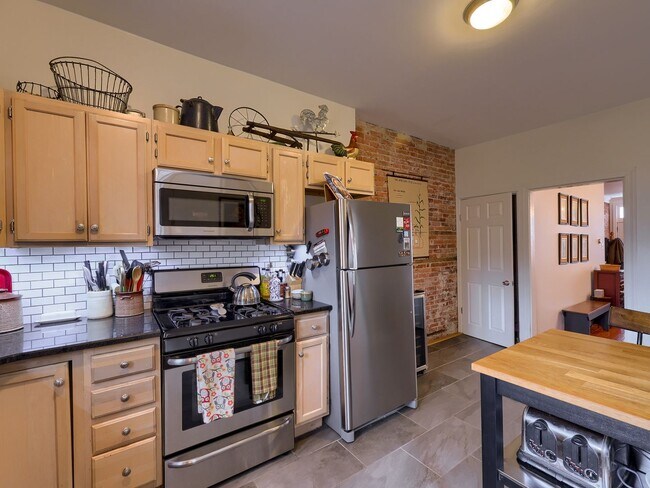 Building Photo - Large 3 Bedroom in Midtown