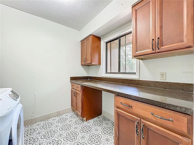 Building Photo - 233 Crown Oaks Way