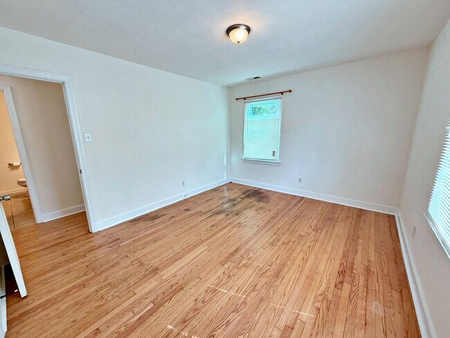 Building Photo - Rancher with Large Back Yard!