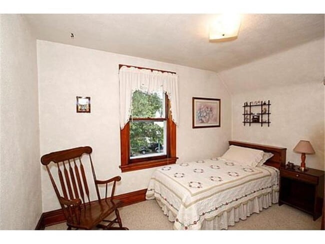 Building Photo - 4 Bedroom 1 Bath Adorable Home in St. Paul