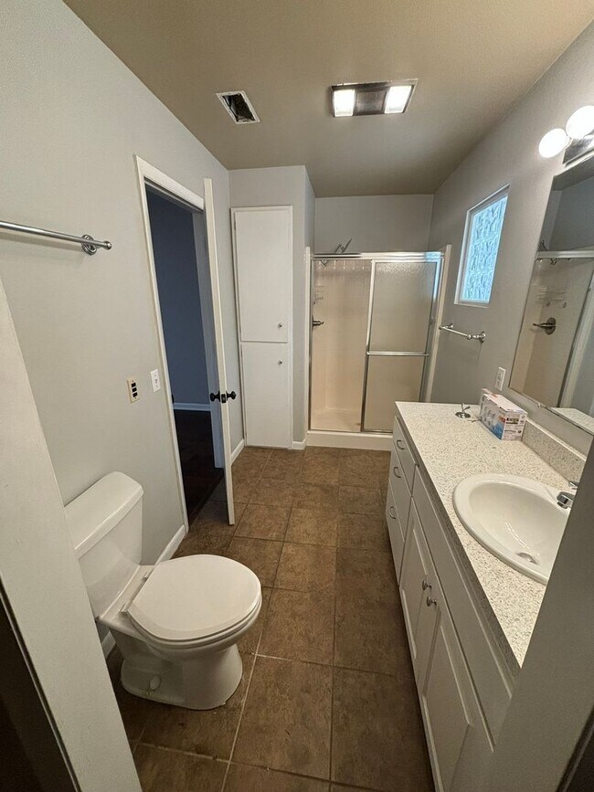 Building Photo - 4 Bedroom Single Family Home Close to Univ...