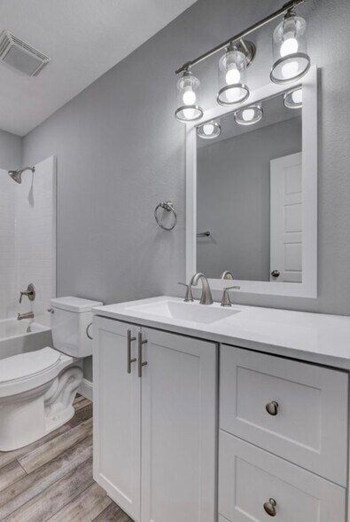 Stock image-Interior finishes may vary - 917 N Hall St