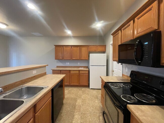 Building Photo - BEAUTIFUL 3 BEDROOM AND 2.5 BATHROOM TOWNHOUSE IN SOUTHWEST REDMOND!