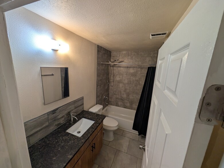 Building Photo - 4512 E 10th Ave