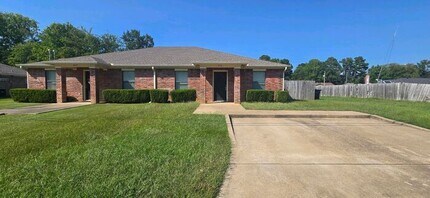 Building Photo - Cozy 2 Bedroom 2 Bath Duplex in Longview!