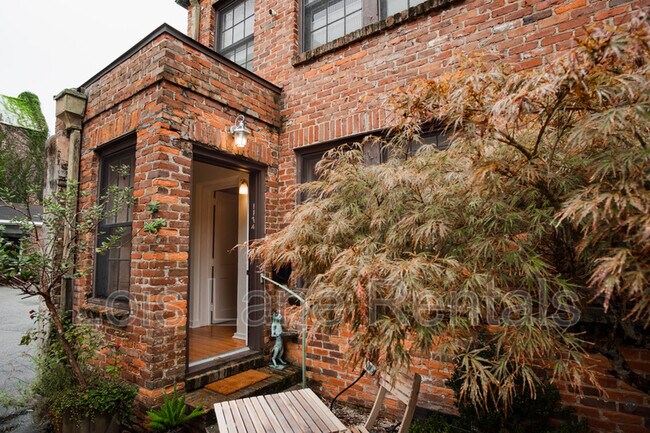 Building Photo - 117 Church St