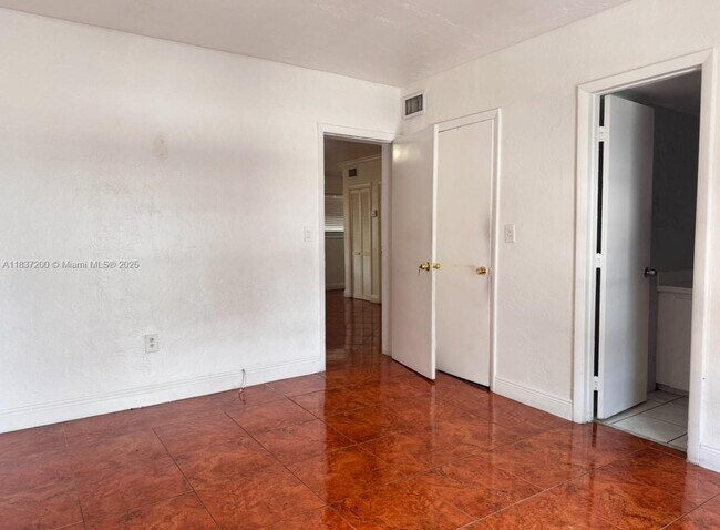 Building Photo - 1230 W 54th St