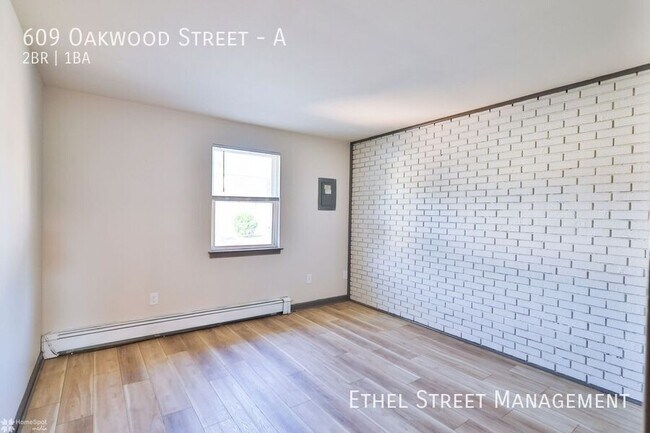 Building Photo - 609 Oakwood St