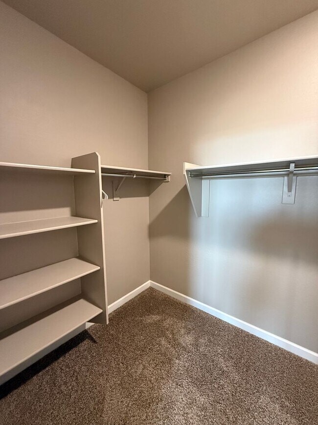 Building Photo - Beautiful Newer 4 Bedroom 3 Bathroom Anthem at Merrill Ranch Home!