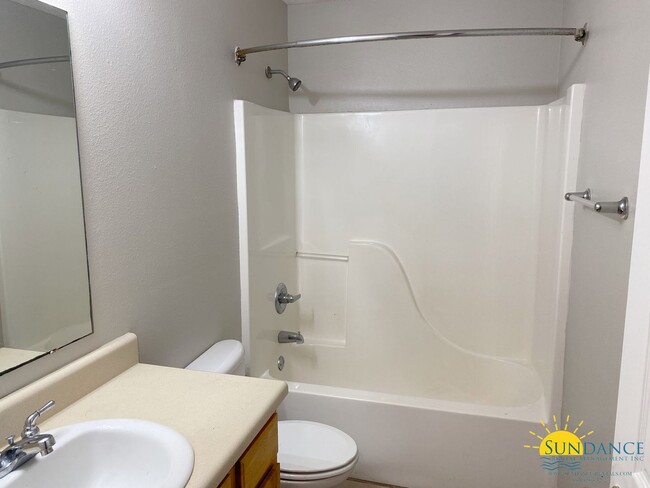 Building Photo - Nice 2 Bedroom Duplex in Navarre!